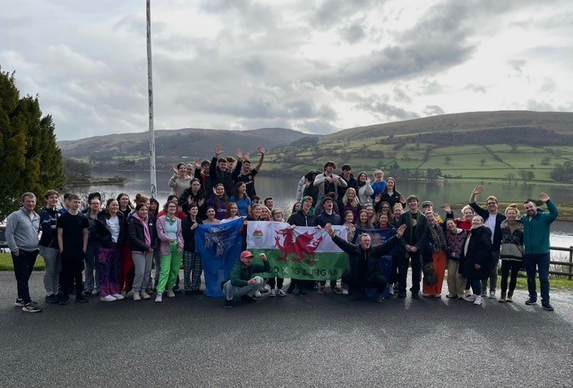 llun disgyblion ysgol efo baner cymru